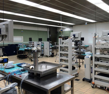 (Hervorragend ausgestattete Arhroskopie-Arbeitsplätze<br>am Anatomischen Institut der Universität Lübeck)