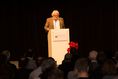 Dr. Suger betonte, wie wichtig die richtige Verbandstechnik für die Nachbehandlung der MIS Kleinzehenkorrektur ist