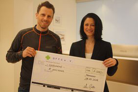 Dr. Mellany Galla übergibt den Spendencheck der GFFC e.V. an Jens Wackerhagen